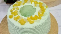 Warnanya hijau lembut dengan topping potongan nangka yang manis dan harum. Kue es teler dari @guqcakes ini tak kalah menarik untuk dicicip. Foto: Instagram