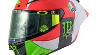 Sementara motif bulannya ia beri warna merah yang membuat kedua sisinya cukup kontras. (Foto: Twitter @AGVHelmets)