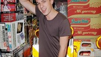 Waduh, Charlie Puth jadi tukang angkat barang pesanan di agen sembako! Kalau beneran, pasti cewek-cewek udah antre mau beli sembako yang banyak.