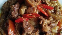Semur ini memakai daging dan sedikit tetelan gurih kenyal, ditambah irisan cabai merah dan tomat segar. Semur milik @wajanibu ini terlihat mantap. Foto: Instagram