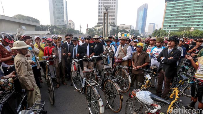  Foto  Barisan Ontel  Jadul  Turut Memeriahkan Hari Sepeda  