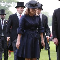 Putri Eugenie of York baru-baru ini menghadiri pesta taman yang digelar Ratu Elizabeth di Istana Buckingham. Sang putri memakai gaun biru navy yang tak mencolok, namun ia tetap memberi statement dalam busana lewat topi pilihannya. Eugenie kali ini mengenakan topi bertuliskan Love dari Misa Harada London seharga 191 pounds atau Rp 3,5 juta. Foto: Dok. Getty Images