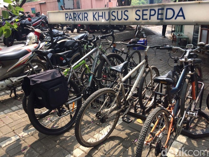 Parkir sepeda di mal Taman Anggrek Jakarta Barat