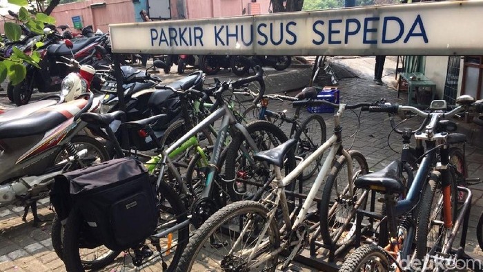 Susah Parkir Sepeda  di Stasiun Pegowes Bikin Petisi untuk 