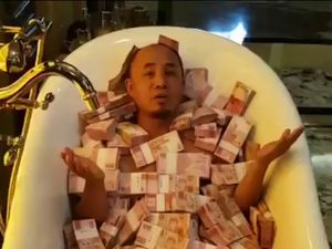 Pria Ini Mandi Duit di Bathtub, Janji Dibagi untuk Amal