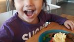 Gemas! Gaya Makan Aminah yang Sering Sholawatan Bersama Kakaknya, Alwi Assegaf