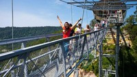 Jembatan ini sangat populer di kalangan wisatawan, pecinta hiking dan mereka yang hanya datang untuk menikmati pemandangan Pegunungan Caucasus dan pantai Laut Hitam. Feel-planet.com/Istimewa.