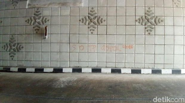 Underpass Matraman juga Dikotori Coretan 'SOTR'