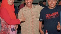 Kocak! Sejak kapan Antonio Conte pake batik dan celana bahan? Ia juga digambarkan sedang ikut lomba masak tumpeng mini. Duh, semoga menang deh ya. Eh.. Foto: Instagram indra.hakim