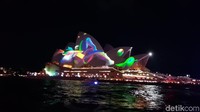 Pesta cahaya di Sydney ini merupakan acara tahunan yang telah masuk tahun ke-10. Tampak salah satu ikon Sydney Opera House yang dilukis animasi menarik (Rivki/detikTravel)