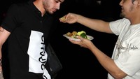 Nah, kalau yang ini Zayn Malik disuapin nasi kuning sama siapa, ya? Yang jelas, menurut Indra, penyanyi tampan itu malas makan. Si malik anak malem. Makan males begadang kuat, tulisnya. Foto: Instagram indra.hakim