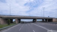 Foto: Infrastruktur jalan tol yang bagus dan mulus. Azerbaijan memang sedang bergeliat dan membuka diri beberapa tahun terakhir terutama untuk pariwisata (Nograhany/detikTravel)