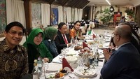 Lewat akun instagramnya @luckyhakimofficial, pria kelahiran Cilacap ini sering mengunggah foto saat kulineran. Kalau foto ini diambil saat Lucky menikmati jamuan makan di Belgia. Foto: instagram @luckyhakimofficial