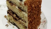 Gimana ya kalau martabak manis disulap jadi cake? Yap, seperti ini wujudnya. @hhengkii menikmatinya di AMKC Atelier. Kue diberi pelengkap meisjes cokelat, keju dan taburan kacang tanah. Foto: Instagram