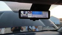 Nissan melengkapi Terra dengan berbagai fitur. Fitur itu meliputi Lane Departure Warning, Blind Spot Warning, dan Intelligent Around View Monitor dengan Moving Object Detection. Nissan Terra adalah SUV pertama dengan Smart Rear View Mirror, yang memberikan pandangan tak terhalang bagi pengemudi melalui kamera yang dipasang di belakang. Foto: Dina Rayanti