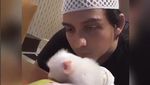 Ini Momen Kulineran Lucky Hakim yang Sering Makan Bareng Binatang Peliharaannya