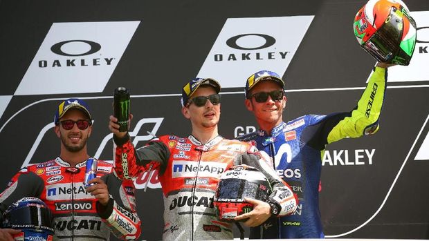 Valentino Rossi merayakan podium MotoGP Italia bersama Jorge Lorenzo dan Andrea Dovizioso.