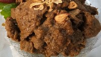 Sekilas mirip seperti tampilan rendang. Tapi ini masih hidangan semur daging. Semur daging kering ini milik @fivihindra. Foto: Instagram