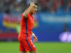 Di posisi winger kiri ditempati Alexis Sanchez. Kebintangan Sanchez meredup setelah pindah dari Arsenal ke MU di bursa Januari. Namun, absennya Chile di Piala Dunia mungkin saja akan membuat Sanchez lebih siap mengarungi musim baru bersama Setan Merah. (Foto: Dean Mouhtaropoulos/Getty Images)
