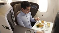 Ilustrasi penumpang kelas bisnis yang tengah menikmati makanan. Ruangnya begitu lega dan tidak perlu takut bersenggolan dengan penumpang di sebelah (Singapore Airlines)