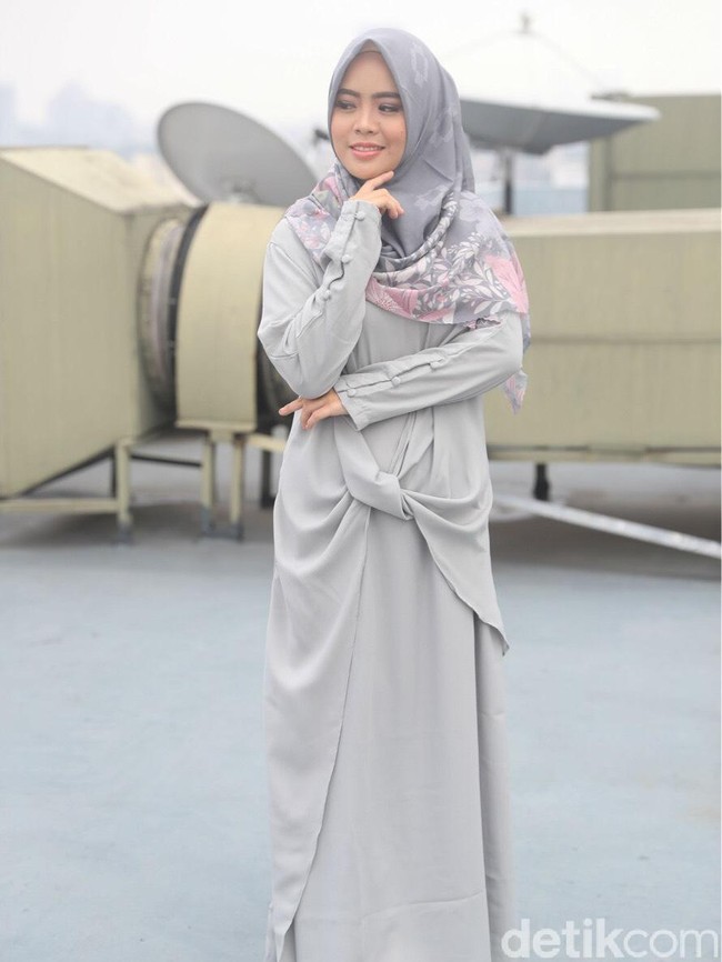 All Wardrobe: HIJUP. Fotografer: Grandyos Zafna/detikcom. Makeup Artist: Mirabella Cosmetics. Lokasi: Gedung Trans TV, Tendean Jakarta. Stylist: Silmia Putri. Model: Nala Rahmawati. [Pemenang kedua Sunsilk Hijab Hunt 2018]