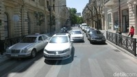 Foto: Masuk ke dalam pusat Kota Baku, bangunan-bangunan bernuansa krem kekuningan mulai mendominasi. Gaya bangunan di Baku lebih mirip Eropa meskipun di kawasan Asia Tengah (Nograhany/detikTravel)