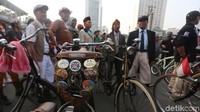 Berbagai aksesoris ditempel di sepeda mereka.