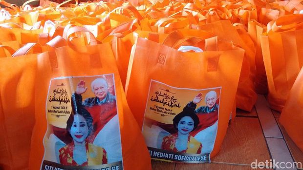 Titiek Soeharto Bagi-bagi Sembako ke Warga Merapi