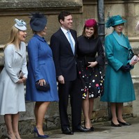 Putri Eugenie jadi sorotan ketika ia merayakan Paskah dengan keluarganya di Kapel St. George. Saat yang lain tampil berbalut warna pastel, Eugenie memilih gaun hitam dengan aksen cipratan cat yang playful dari Oscar de la Renta. Harga gaunnya mencapai US$ 5 ribu atau Rp 70 juta, dan dipadukan dengan topi ungu Juliette Boterill Millinery. Foto: Dok. Getty Images