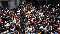 Ribuan warga Palestina menghadiri pemakaman Razan Ashraf Al-Najjar, perawat muda Palestina yang tewas ditembak militer Israel saat bertugas di perbatasan Gaza. (dok. Reuters)