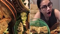 Ada nasi timbel khas Sunda, dengan berbagai lauk komplet yang jadi menu makan Ruth Sahanaya di rumah. Foto: Instagram @mamauthe