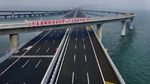 Melaju Tanpa Hambatan di Jembatan Tol Atas Laut Terpanjang di Dunia