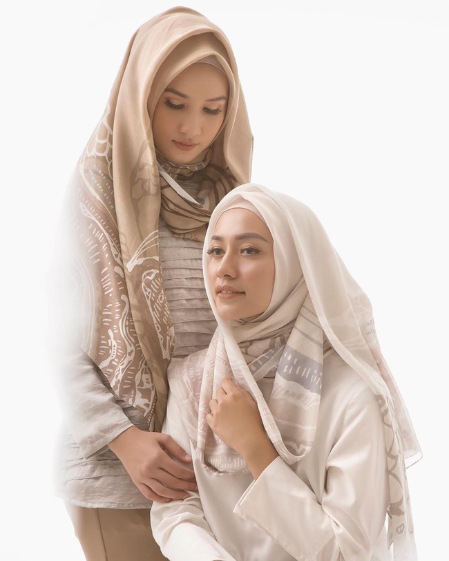 KAMI jadi salah satu label fashion yang dikenal memiliki scarf berbahan nyaman dan mudah digunakan. Ramadan ini, KAMI berkolaborasi dengan selebgram Dwi Handayani dan Mega Iskanti membuat motif scarf bernuansa earth tone. Harganya dibandrol Rp 300 ribu. Foto: Dok. Instagram