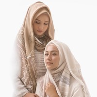 KAMI jadi salah satu label fashion yang dikenal memiliki scarf berbahan nyaman dan mudah digunakan. Ramadan ini, KAMI berkolaborasi dengan selebgram Dwi Handayani dan Mega Iskanti membuat motif scarf bernuansa earth tone. Harganya dibandrol Rp 300 ribu. Foto: Dok. Instagram