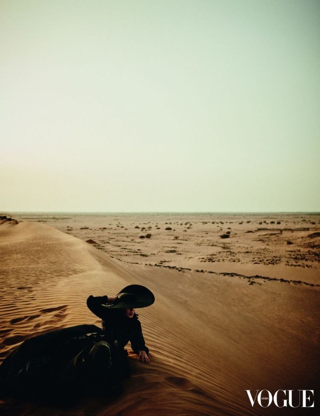 Di luar kontroversinya, Hayfa tampil menawan dalam pemotretan bersama Vogue Arabia. Tak hanya di mobil, ia juga berpose di sebuah gurun di Jeddah yang diabadikan oleh fotografer Boo George. Penampilannya yang dramatis didukung rok megah rancangan Oscar de la Renta. Foto: Dok. Vogue Arabia