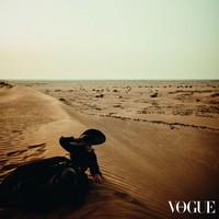 Di luar kontroversinya, Hayfa tampil menawan dalam pemotretan bersama Vogue Arabia. Tak hanya di mobil, ia juga berpose di sebuah gurun di Jeddah yang diabadikan oleh fotografer Boo George. Penampilannya yang dramatis didukung rok megah rancangan Oscar de la Renta. Foto: Dok. Vogue Arabia