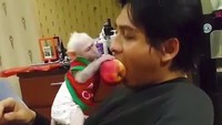 Nah Lucky juga hobi banget memelihara binatang unik mulai ayam, burung, reptil hingga monyet. Bersama monyet putih kesayangannya, ia tak sayang berbagi buah apel. Foto: instagram @luckyhakimofficial