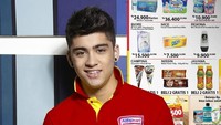 Kalau di karya sebelumnya ada Christiano Ronaldo yang jadi kasir mini market, kali ini justru pelantun lagu Let Me yang jadi bahan kreativitasnya. Malik sebelom bandel, kerjanya rajin, begadangnya kuat, tulisnya. Foto: Instagram indra.hakim