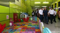 Ia juga mengecek fasilitas di Stasiun Gambir, Jakarta.