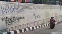 Underpass Mampang-Kuningan kembali jadi sasaran vandalisme. Kali ini, coretan-coretan muncul setelah marak sekelompok orang melakukan Sahur On The Road (SOTR) di beberapa ruas jalan di Jakarta dini hari tadi. Coretan itu kemudian dibersihkan oleh PPSU (Foto: Indah Mutiara Kami/detikcom)