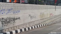 Beberapa coretan di Underpass Mampang-Kuningan antara lain SOTR LAOET KR.CAWANG, SOTR BOEDOET all, SOTR RESPATY Albases, dan lain sebagainya.