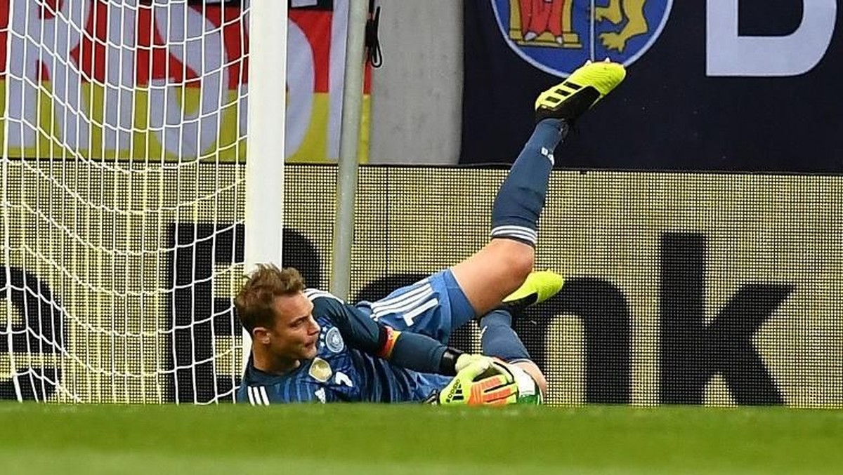 Manuel Neuer tampil cukup impresif meski Jerman dikalahkan Austria 1-2. (Foto: Joe Klamar/AFP)