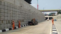 Foto: Pasukan oranye saat membersihkan coretan vandalisme. (Yuni-detikcom)