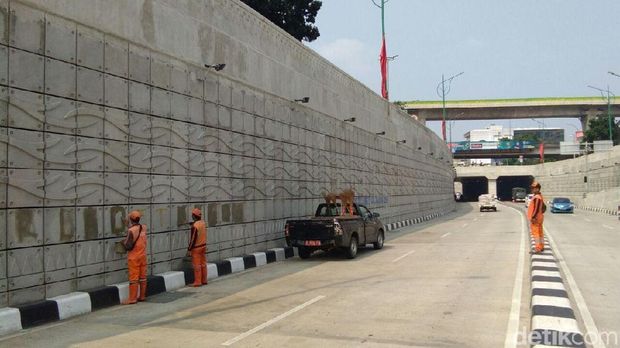 Coretan 'SOTR' di Underpass Mampang-Kuningan Dibersihkan