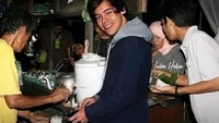Berbeda dengan Zayn, Harry Styles justu terlihat sedang antre membeli segelas minuman di kedai nasi kucing. Ada ada aja, ya! Foto: Instagram indra.hakim