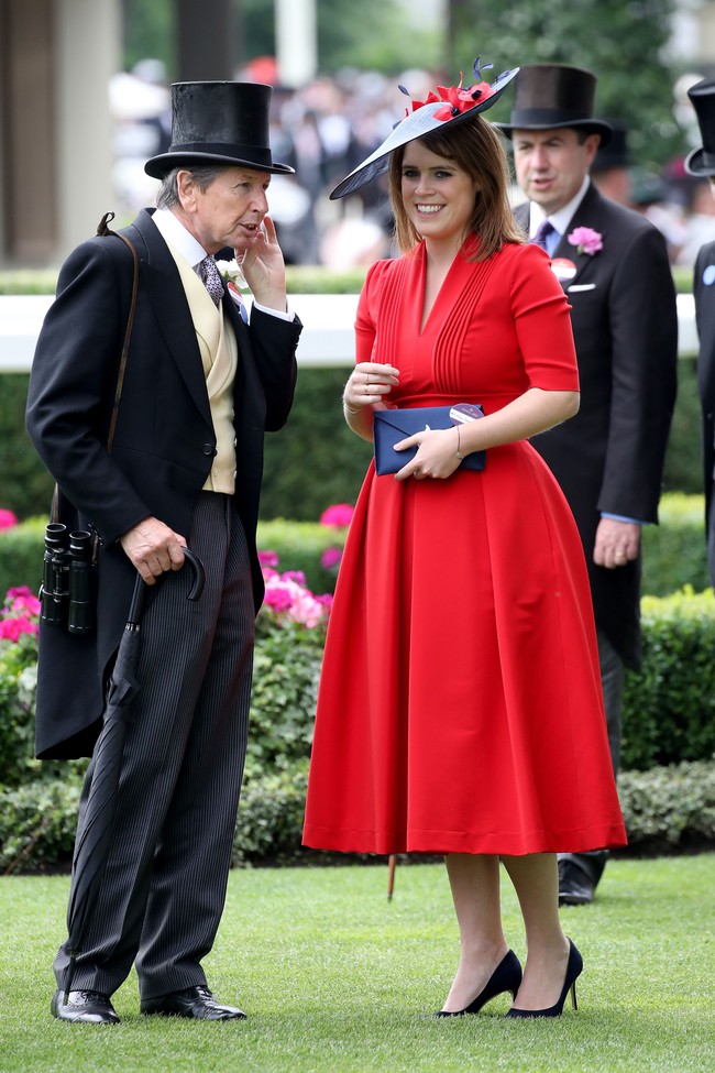 Gaun merah lainnya milik Putri Eugenie juga memiliki kerah yang terlalu pendek. Namun tak dipungkiri, ia terlihat cantik dengan warna ini. Foto: Dok. Getty Images