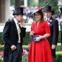 Gaun merah lainnya milik Putri Eugenie juga memiliki kerah yang terlalu pendek. Namun tak dipungkiri, ia terlihat cantik dengan warna ini. Foto: Dok. Getty Images