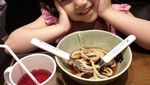 Gemas! Gaya Makan Aminah yang Sering Sholawatan Bersama Kakaknya, Alwi Assegaf
