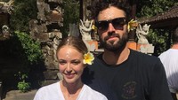 Brody juga melamarnya saat perjalanan ke Nihi Sumba. Mereka merayakan pertunangan mereka di Bali dengan ibu dan teman-temannya. Foto: dok Instagram