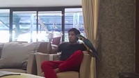 Gaya hidup sehat dilakukan Lucky di rumah. Ia rajin makan buah dan membuat jus buahnya sendiri. Kali ini ia meracik jus buah sendiri. Kocaknya, ia minum langsung dari gelas blendernya ditemani burung kesayangannya. Foto: instagram @luckyhakimofficial